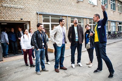 Tour of the Department of Dentistry at the University of Aarhus. Peter Svensson pointing to the right.r Odontologi på Aarhus Universitet. Peter Svensson peger til højre.