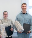 Stolte prismodtagere med deres priser og gaver ved uddelingen af Health Studenterforskningspris 2026.