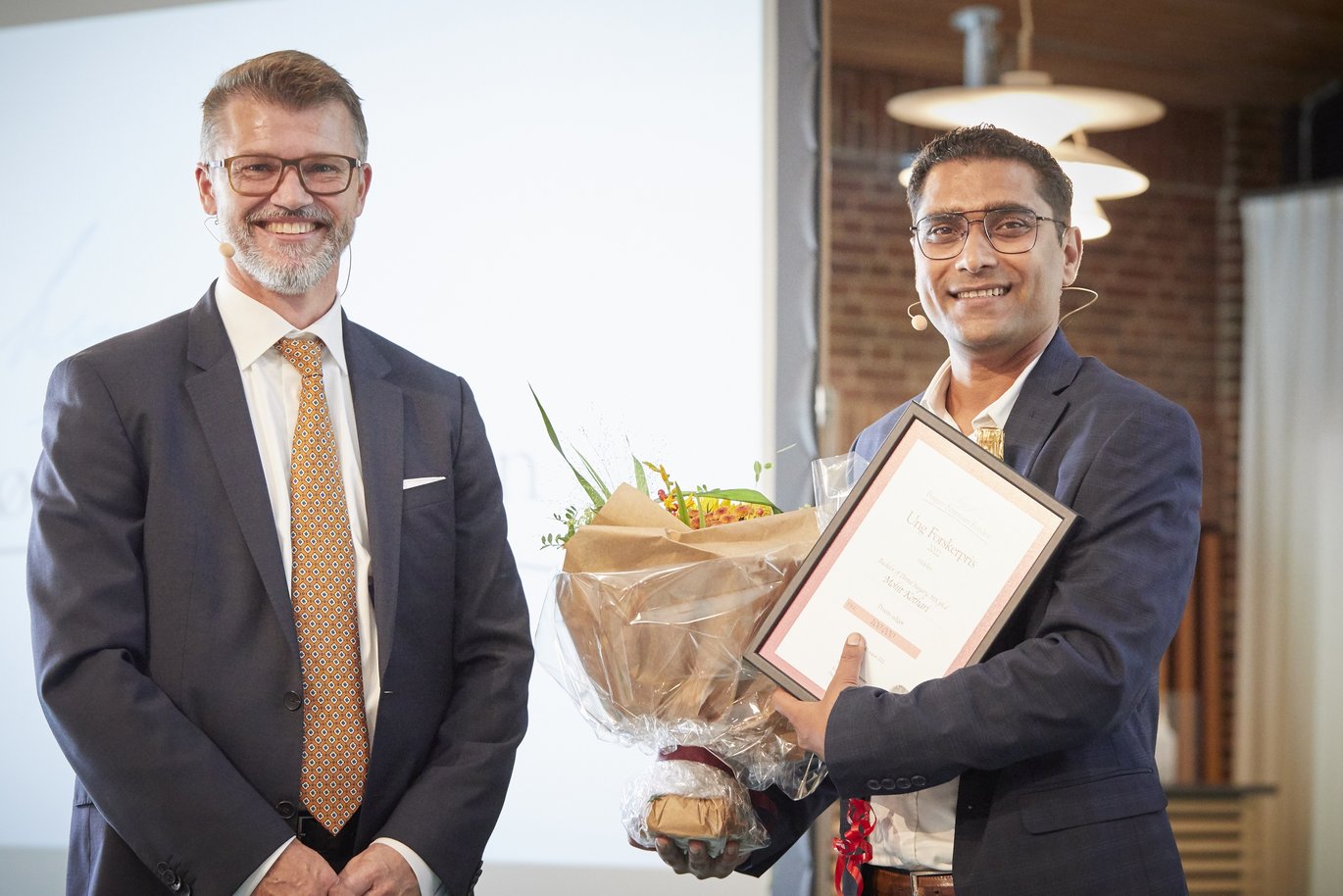 Formand for fondens bestyrelse Claus Bagger-Sørensen (til venstre) og vinder af Ung Forskerprisen Mohit Kothari ved prisoverrækkelsen i Vejle den 30. august 2022.