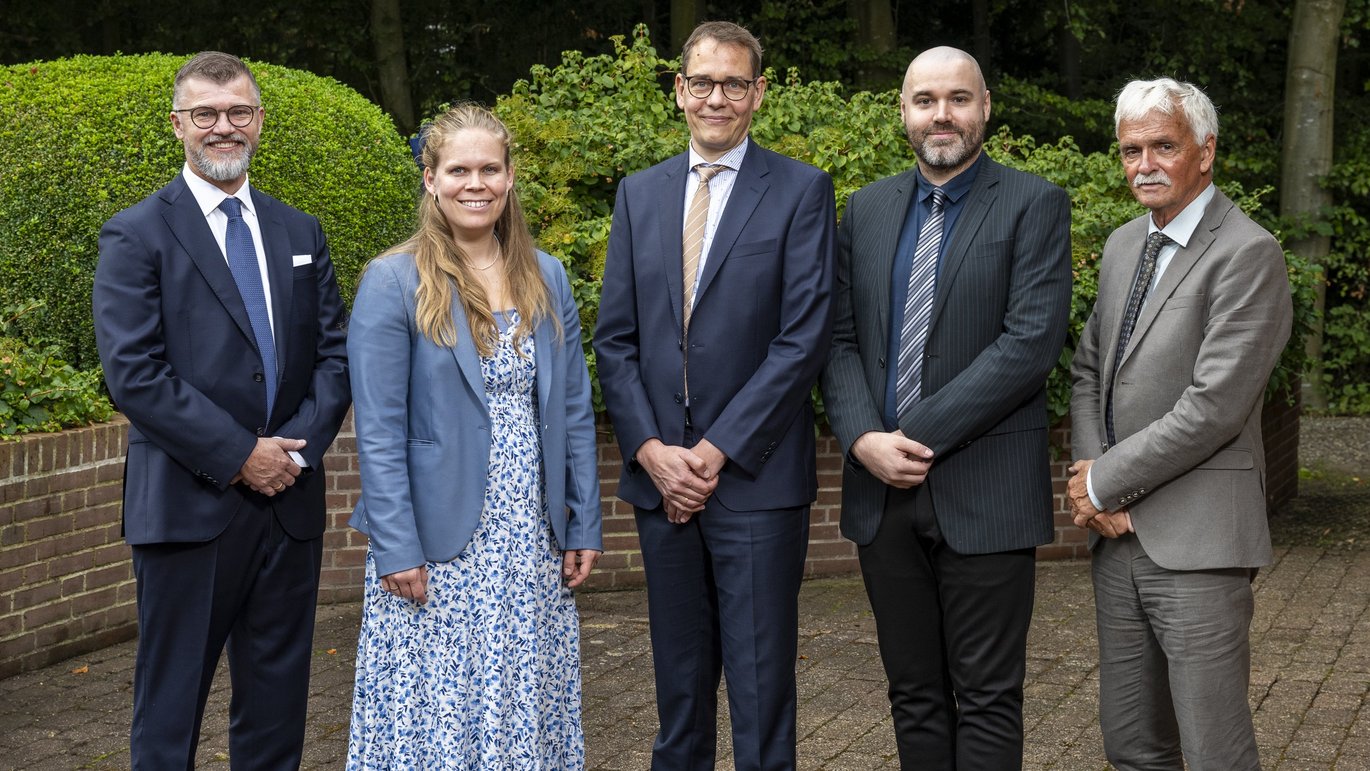The Young Researcher Award, accompanied by a cash prize of 100,000 DKK, was presented at the Bagger-Sørensen Foundation's annual award ceremony at the Munkebjerg Hotel in Vejle on September 24, 2024. In the photo from left to right: Claus Bagger-Sørense The Young Researcher Award, accompanied by a cash prize of 100,000 DKK, was presented at the Bagger-Sørensen Foundation's annual award ceremony at the Munkebjerg Hotel in Vejle on September 24, 2024. In the photo from left to right: Claus Bagger-Sørensen, Anna Korsgaard Berg, Niels Jessen, Ruben Pauwels og Søren Dalgaard.