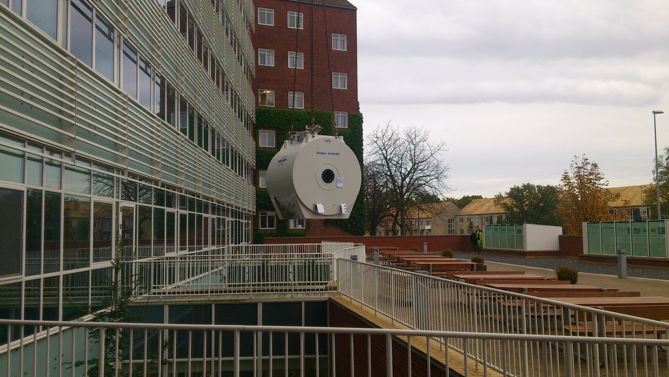 Den store scanner installeres i de nye forsknings- og undervisningsfaciliteter i Aarhus Universitets bygninger på Nørrebrogade. Foto: Göran Schömer.