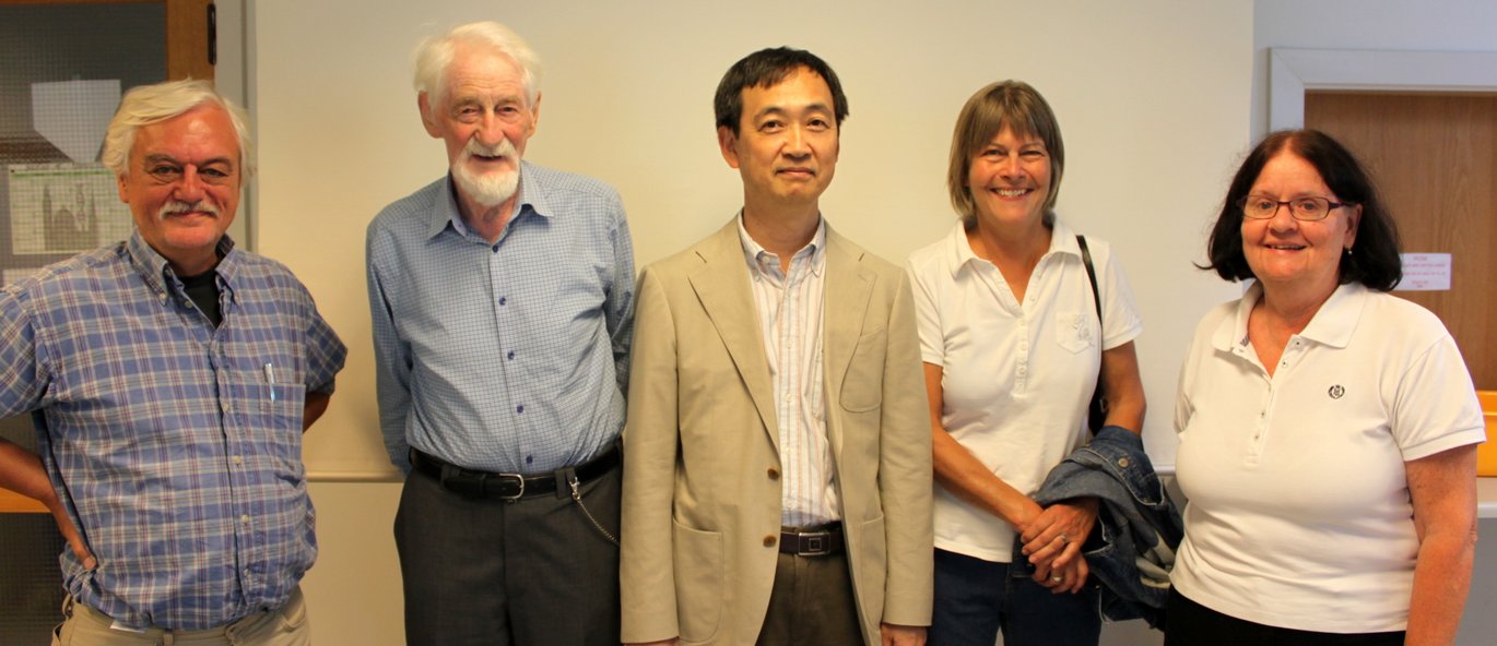 Den 94-årige professor Jens Chr. Skou ønskede forskerteamet tillykke med det nye resultat, da professor Toyoshima fra Tokyo Universitet gav foredrag på Skous gamle institut den 23. august 2013. På billedet ses fra venstre Flemming Cornelius, Jens Chr. Den 94-årige professor Jens Chr. Skou ønskede forskerteamet tillykke med det nye resultat, da professor Toyoshima fra Tokyo Universitet gav foredrag på Skous gamle institut den 23. august 2013. På billedet ses fra venstre Flemming Cornelius, Jens Chr. Sko
