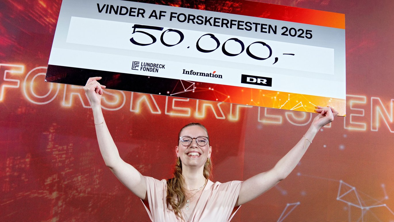 Nanna Møller Jensen løb med sejren i Forskerfesten 2025 for sit oplæg om usynlige proteinklumper i Parkinsons sygdom. Med humor og overskud overbeviste hun både dommere og publikum i den landsdækkende formidlingskonkurrence. Nanna Møller Jensen løb med sejren i Forskerfesten 2025 for sit oplæg om usynlige proteinklumper i Parkinsons sygdom. Med humor og overskud overbeviste hun både dommere og publikum i den landsdækkende formidlingskonkurrence.