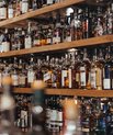 [Translate to English:] Den solgte mængde ren alkohol er faldet med 22 procent fra 1994 til 2018. I samme periode er antallet af alkoholrelateret leversygdomme også faldet i Danmark. Foto: Adam Wilson, Unsplash
