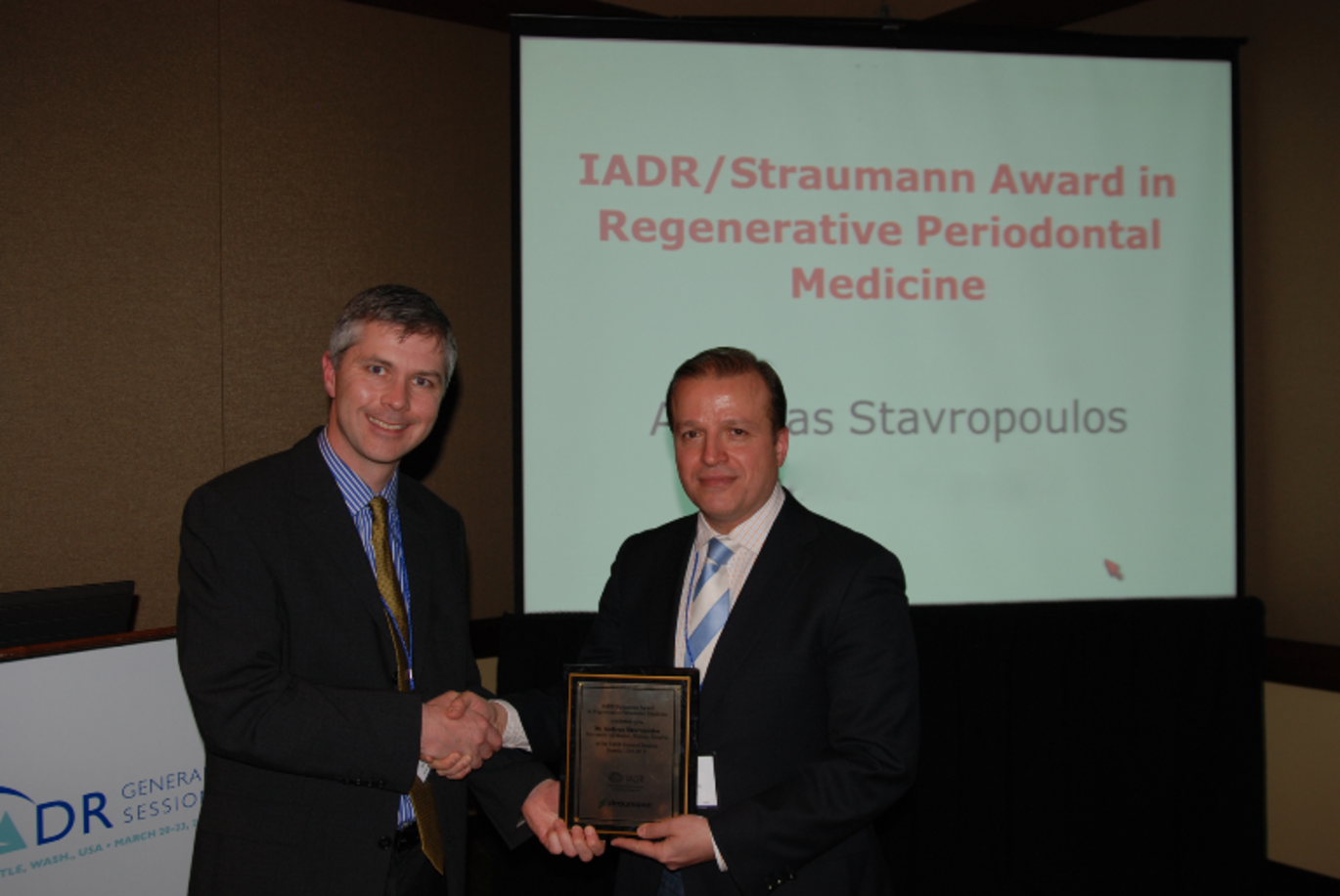 Det er langt fra første gang, at Andreas Stavropoulos bliver hædret for sin forskning. I 2006 modtog han Anthony Rizzo Young Investigator Award fra IADR Periodontal Research Group, i 2011 Basic Research Award fra European Association of Osseointegration Det er langt fra første gang, at Andreas Stavropoulos bliver hædret for sin forskning. I 2006 modtog han Anthony Rizzo Young Investigator Award fra IADR Periodontal Research Group, i 2011 Basic Research Award fra European Association of Osseointegration o