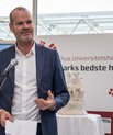 Dekan Lars Bo Nielsen ønsker Aarhus Universitetshospital tillykke med kåringen som landets bedste hospital. Foto: Michael Harder/AUH.
