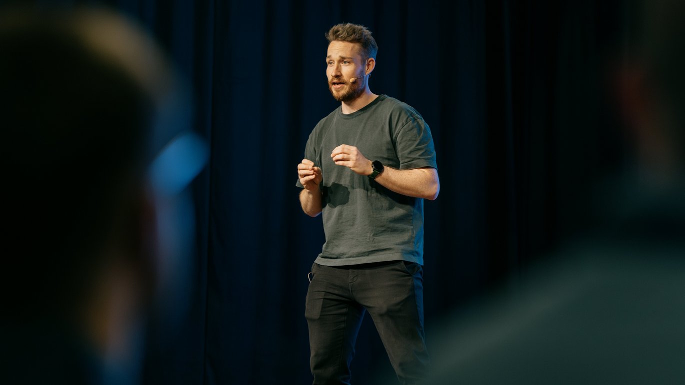 PhD student Uffe Kjærgaard from the Department of Clinical Medicine is this year’s winner of the 3MT competition at Aarhus University, after impressing the jury with an engaging presentation in Stakladen. PhD student Uffe Kjærgaard from the Department of Clinical Medicine is this year’s winner of the 3MT competition at Aarhus University, after impressing the jury with an engaging presentation in Stakladen.