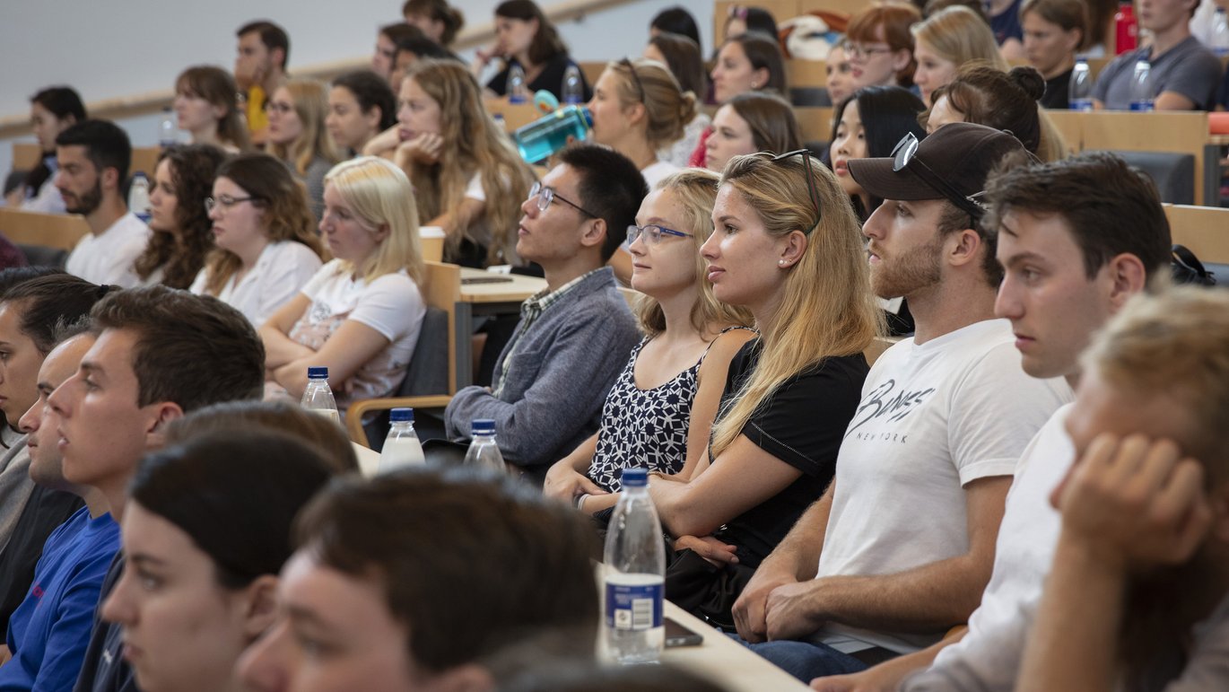 Lecturer theatre full of students