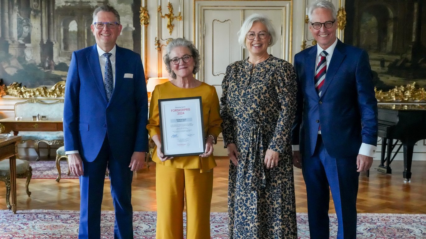 Annette de Thurah modtog prisen på Fredensborg Slot. På billedet ses desuden formand for Gigtforeningens bestyrelse Martin Bøge Mikkelsen, Gigtforeningens direktør Mette Bryde Lind og næstformanden for Gigtforeningens forskningsråd, professor Anders Annette de Thurah modtog prisen på Fredensborg Slot. På billedet ses desuden formand for Gigtforeningens bestyrelse Martin Bøge Mikkelsen, Gigtforeningens direktør Mette Bryde Lind og næstformanden for Gigtforeningens forskningsråd, professor Anders Odgaard.
