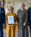 Annette de Thurah received the award at Fredensborg Palace. The photo also includes the chairman of the Danish Rheumatism Association's board, Martin Bøge Mikkelsen, the association’s director, Mette Bryde Lind, and the vice chairman of the association's research council, Professor Anders Odgaard. 