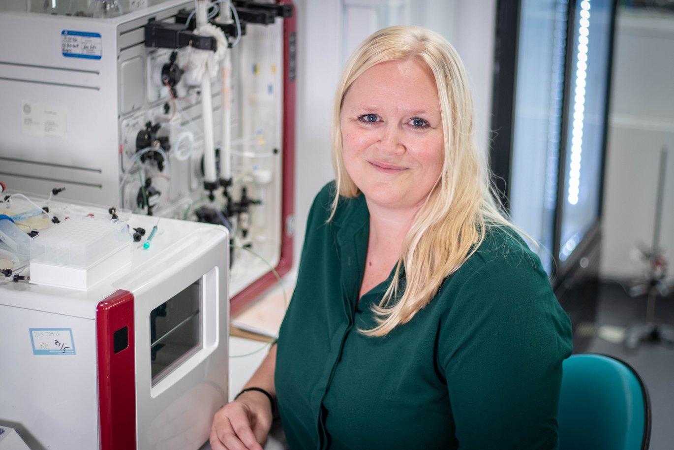 : Anne Troldborg from the Department of Clinical Medicine and the Department of Biomedicine receives the Skou Award 2022 for her excellent research into the innate immune system. 