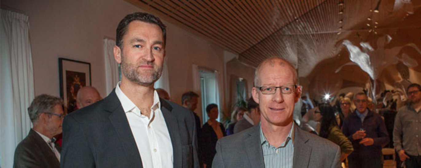 Jan Frystyk (t.h.) og Lars Uhrenholt (t.v.) fik tirsdag den 17. december 2013 overrakt legatet Afskaffelse af Dyreforsøg i den Videnskabelige Forskning. Foto: Lars Kruse/AU Kommunikation.