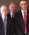 Professor dr.odont. Søren Schou og professor dr.odont. Peter Svensson modtog torsdag den 29. marts Ingeborg og Leo Dannins legat for videnskabelig forskning. Her ses (fra venstre mod højre) de to prismodtagere og legatets bestyrelsesmedlemmer: Palle Holms
