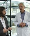 Anders Lund Madsen besøger Aarhus Universitet og Peter Holm-Nielsen til en snak om at donere sin krop til videnskabelige formål. Foto: DR.