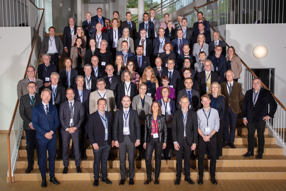 [Translate to English:] GruppebillaGroup picture of Honorary Skou professors and champions 2023ede af Honorary Skou professorer og champions 2023