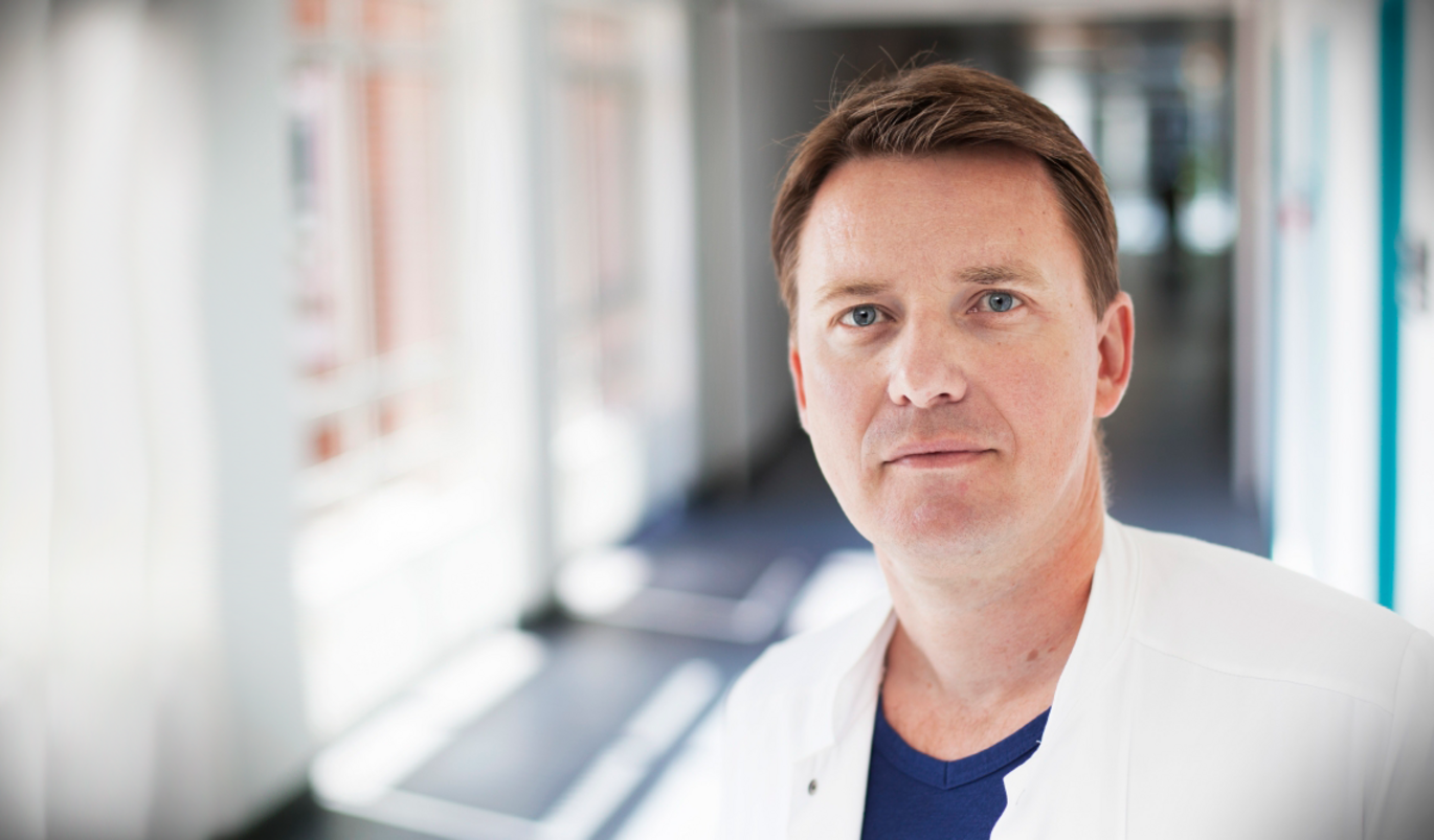 Professor Jørgen Bjerggaard Jensen fra IKM har fået bevillinger til to projekter, der skal forbedre behandlingen af blærekræft og mindske antallet af tilbagefald. Foto: Lars Kruse, Aarhus Universitet.