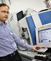 [Translate to English:] Lektor Johan Palmfeldt ved det nye massespektrometer, som bruges til avancerede proteinanalyser (Foto: Tonny Foghmar, Aarhus Universitetshospital).