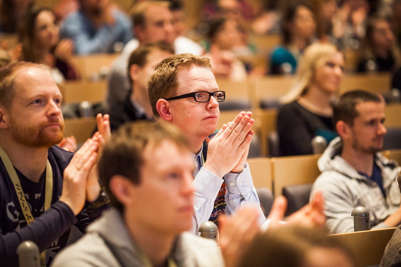 Ph.d.-dagen på Health var et kæmpe tilløbsstykke, og universitetes største auditorium var proppet da dekan Allan Flyvbjerg bød velkommen. Ph.d.-dagen på Health var et kæmpe tilløbsstykke, og universitetes største auditorium var proppet da dekan Allan Flyvbjerg bød velkommen.