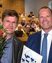 Dekan Lars Bo Nielsen overrækker Jens Christian Skou-prisen 2019 til Ebbe Bødtkjer. Foto: Lars Kruse/AU.