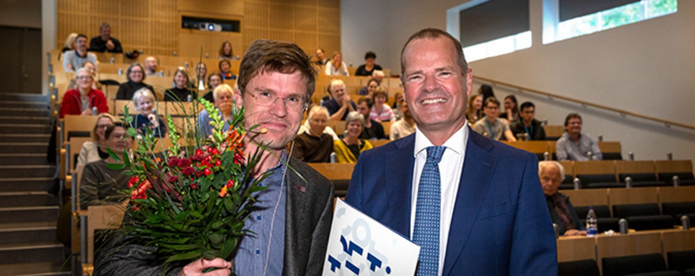 Dekan Lars Bo Nielsen overrækker Jens Christian Skou-prisen 2019 til Ebbe Bødtkjer. Foto: Lars Kruse/AU.