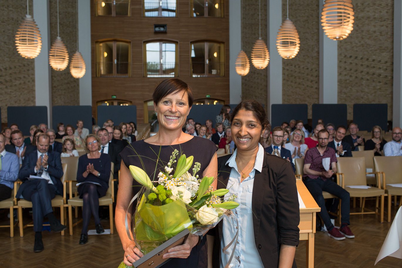 Professor Cecilia Ramlau-Hansen modtager prisen som årets ph.d.-vejleder 2017. Karthiga Thavachelvam er formand for Ph.d.-foreningen ved Health.