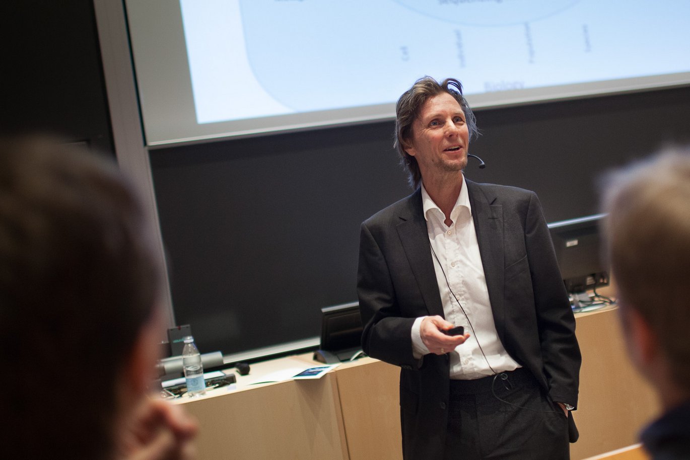 Professor og leder af iSEQ, Anders Børglum byder velkommen åbningen. Foto: Lars Kruse/AU Kommunikation. Professor og leder af iSEQ, Anders Børglum byder velkommen til åbningen. Foto: Lars Kruse/AU Kommunikation.
