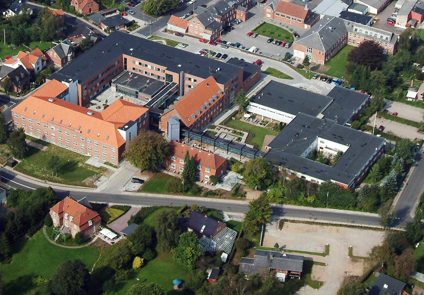 Aarhus Universitet og Region Midtjylland har udnævnt Regionshospitalet Hammel Neurocenter til universitetsklinik. Det betyder en styrket, forskningsbaseret behandling for patienterne. Aarhus Universitet og Region Midtjylland har udnævnt Regionshospitalet Hammel Neurocenter til universitetsklinik. Det betyder en styrket, forskningsbaseret behandling for patienterne.