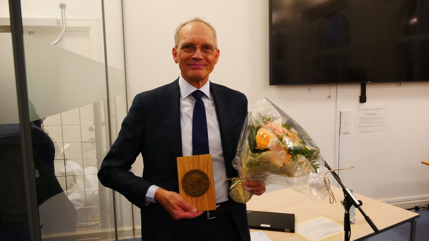 Jørgen Frøkiær received the Niels A. Lassen Prize on Friday, December 6, 2024, at Bispebjerg Hospital in Copenhagen. The prize is named after Professor Niels A. Lassen, who conducted research on blood circulation. Jørgen Frøkiær received the Niels A. Lassen Prize on Friday, December 6, 2024, at Bispebjerg Hospital in Copenhagen. The prize is named after Professor Niels A. Lassen, who conducted research on blood circulation.