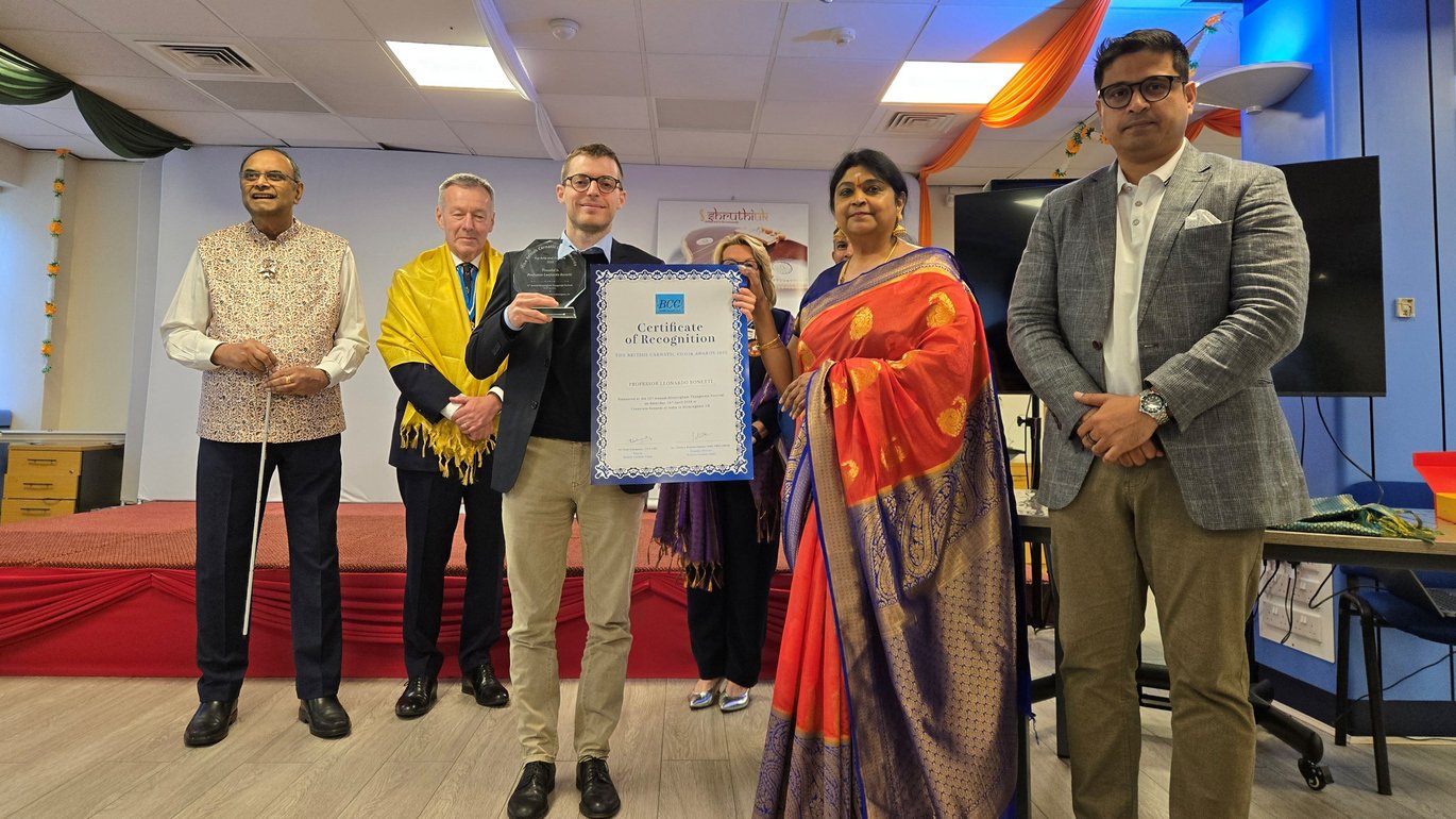 Leonardo Bonetti fik prisen overrakt af Chithra Ramakrishnan, kunstnerisk leder af Birmingham Thyagaraja Festival, ved en ceremoni på Indiens Generalkonsulat i Birmingham. 
