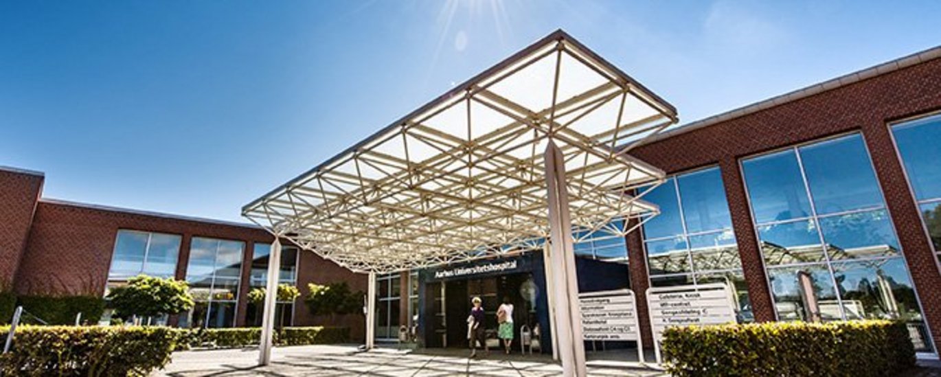 [Translate to English:] Kåringen til landets bedste højtspecialiserede hospital blev modtaget med stolthed og glæde, da nyhedsavisen Dagens Medicin overrakte diplomet på Aarhus Universitetshospital. Foto: Tonny Foghmar.