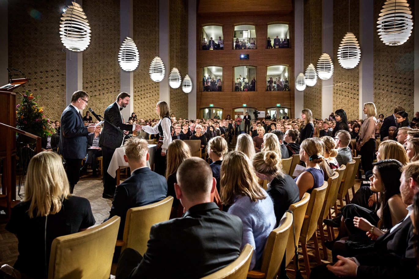155 nye læger aflagde det traditionsrige lægeløfte ved kandidatafslutningen på medicin i Aulaen i fredags. Foto: Maria Randima Brauer Sørensen/AU.