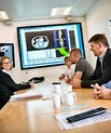 Den australske stråleonkolog Verity Ahern (nummer to fra venstre) i gang med at overvære en videokonference på Onkologisk Afdeling, AUH. Foto: Tonny Foghmar/Aarhus Universitetshospital.