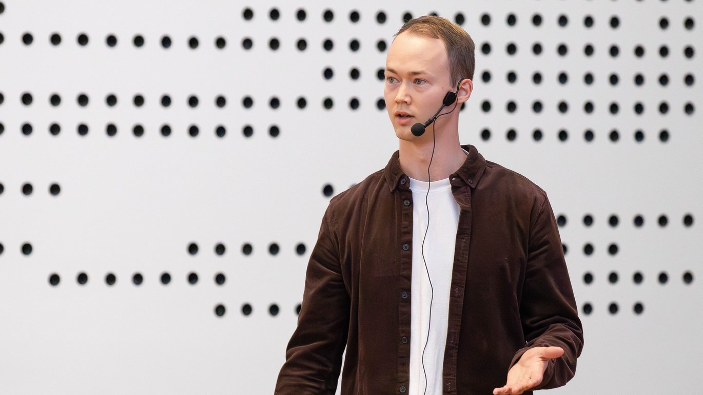 Asbjørn Kjær Attermann fra Institut for Klinisk Medicin præsenterede sin forskning foran et fyldt Per Kirkeby Auditorium til PhD Day 2026.