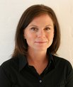 Karina Haugaard Bendixen blev uddannet tandlæge i 1997 ved Tandlægeskolen på Aarhus Universitet og forsvarede i 2012 sin ph.d.-afhandling på Sektion for Klinisk Oral Fysiologi ved Institut for Odontologi, ligeledes på Aarhus Universitet.