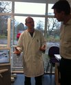 Cheftekniker på Centrallaboratoriet på Institut for Odontologi Dirk Leonhardt viser dekan Allan Flyvbjerg, hvordan digitale tandmodeller bliver brugt i fremstilling af proteser. Foto: AU Kommunikation.