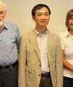 [Translate to English:] Den 94-årige professor Jens Chr. Skou ønskede forskerteamet tillykke med det nye resultat, da professor Toyoshima fra Tokyo Universitet gav foredrag på Skous gamle institut den 23. august 2013. På billedet ses fra venstre Flemming Cornelius, Jens Chr. Sko