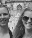 De to erhvervs-ph.d.-studerende Mette Ladefoged (til venstre) og Lise Høj Thomsen (til højre) nyder godt af samarbejdet mellem Aarhus Universitet og Novo Nordisk A/S og forener dagligt teori med praksis.