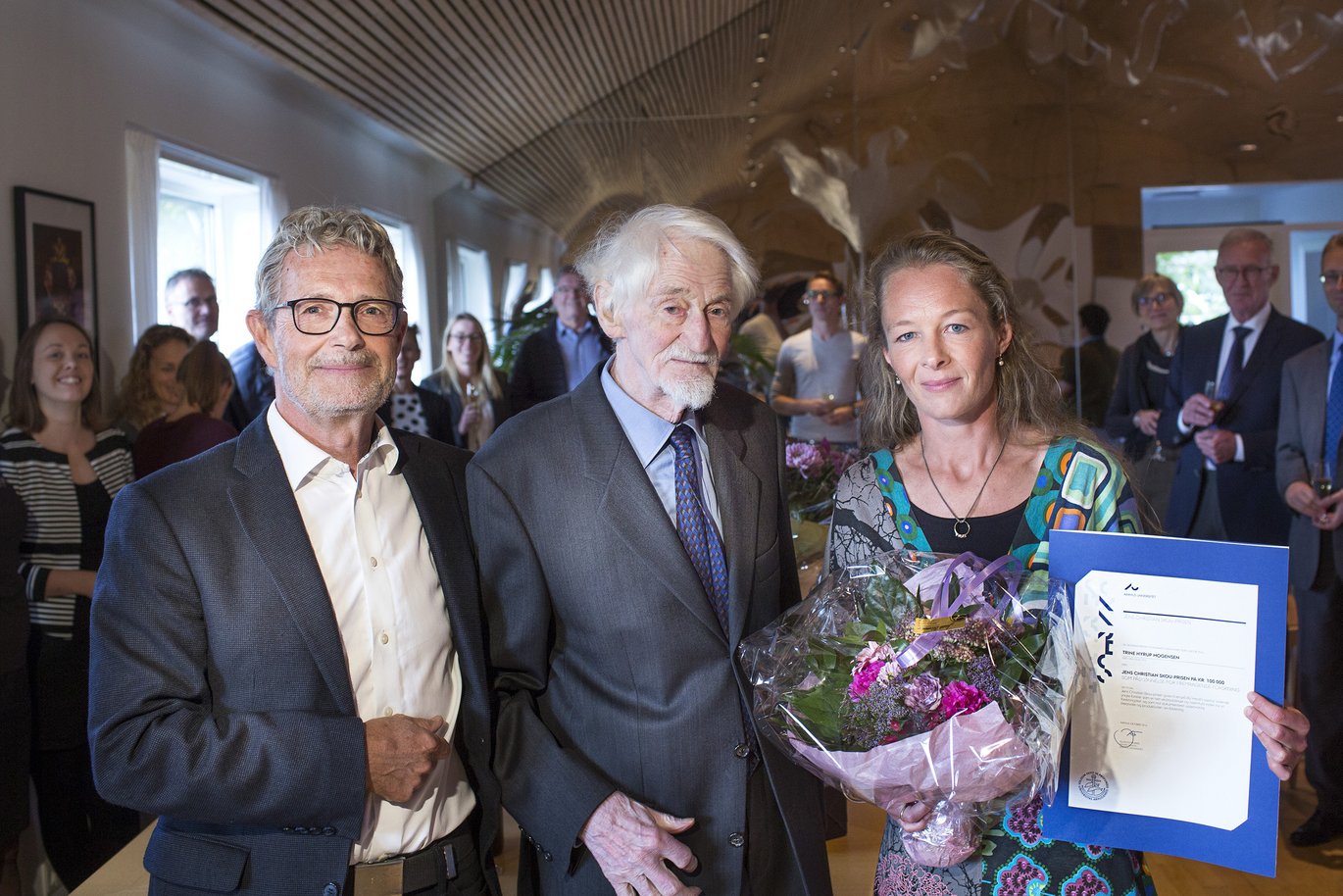 [Translate to English:] Trine Hyrup Mogensen hilste ved prisoverrækkelsen på nobelprismodtager Jens Chr. Skou, som har lagt navn til den nye talentpris. Foto: Lars Kruse/AU.