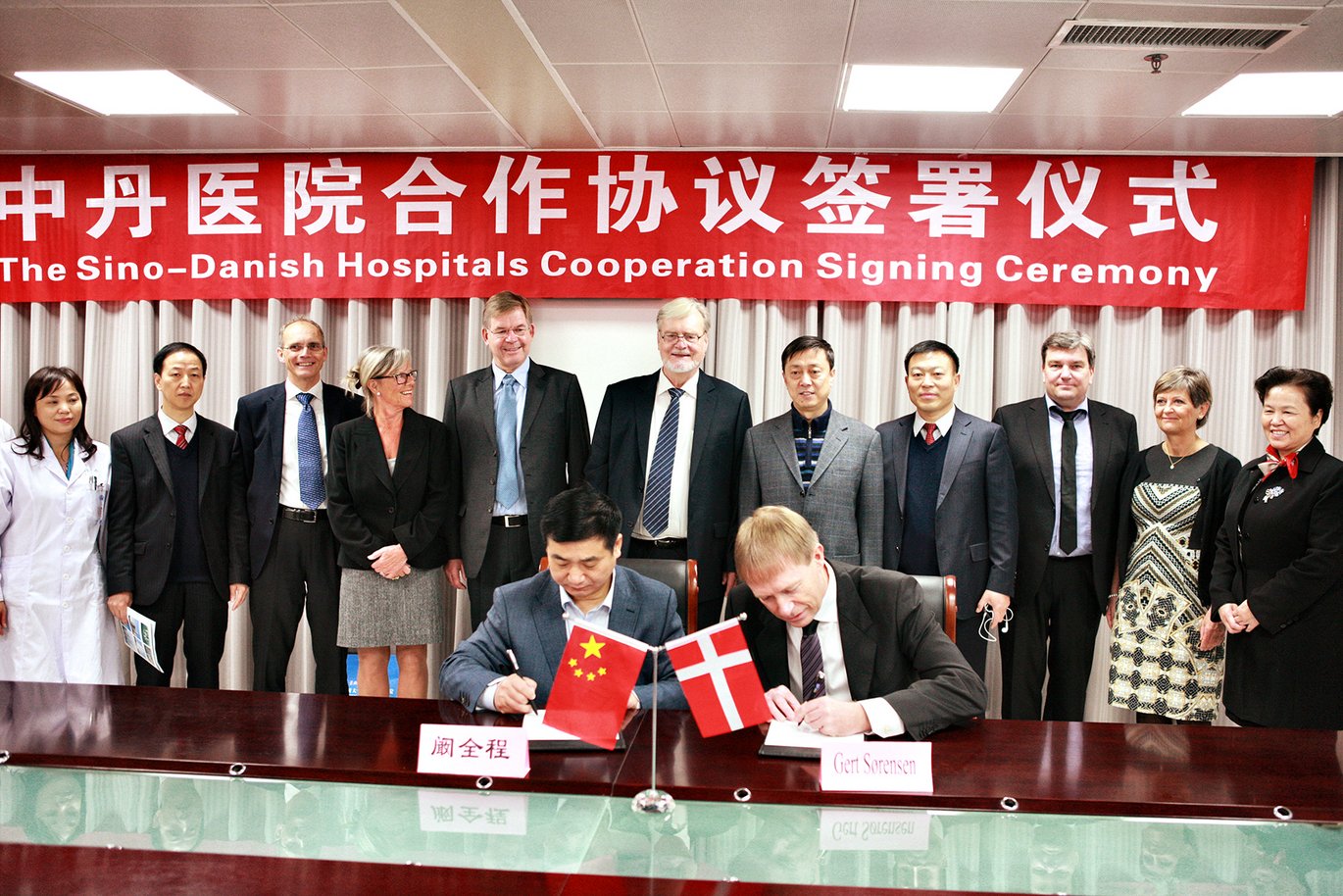 Hospitalsdirektørerne Quanchen Kan og Gert Sørensen underskriver samarbejdsaftale mellem First Affiliated Hospital of Zhengzhou University og Aarhus Universitetshospital Hospitalsdirektørerne Quanchen Kan og Gert Sørensen underskriver samarbejdsaftale mellem First Affiliated Hospital of Zhengzhou University og Aarhus Universitetshospital