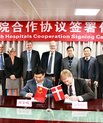 Hospitalsdirektørerne Quanchen Kan og Gert Sørensen underskriver samarbejdsaftale mellem First Affiliated Hospital of Zhengzhou University og Aarhus Universitetshospital