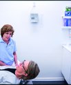 Randi Abrahamsen i klinikværelset med en patient, som modtager hypnosebehandling. Billedet er opstillet til lejligheden.