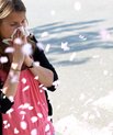 Alkohol gør dig mere modtagelig for høfeber, fordi alkohol kan dehydrere dig, så du reagerer stærkere på pollen i luften.