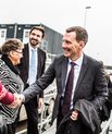 Sundhedsminister Nick Hækkerup (t.h.) ankommer til Skurbyen i Skejby, hvor Det Nye Universitetshospital er under opførelse. 1. næstformand Bente Nielsen (i midten) og 2. næstformand Anne V. Kristensen (t.v.), begge Region Midtjylland, tager sammen med