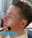 Simon Mark Dahl Baunwall fra Institut for Klinisk Medicin sidder i sminken inden generalprøven til Forskerfesten 2024.