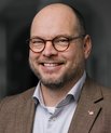 Jeppe Lange er ny klinisk professor i ortopædkirurgi på Institut for Klinisk Medicin og Afdeling for Ortopædkirurgi på Regionshospitalet Horsens og tiltræder stillingen den 1. februar 2026. 