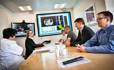 Den australske stråleonkolog Verity Ahern (nummer to fra venstre) i gang med at overvære en videokonference på Onkologisk Afdeling, AUH. Foto: Tonny Foghmar/Aarhus Universitetshospital.