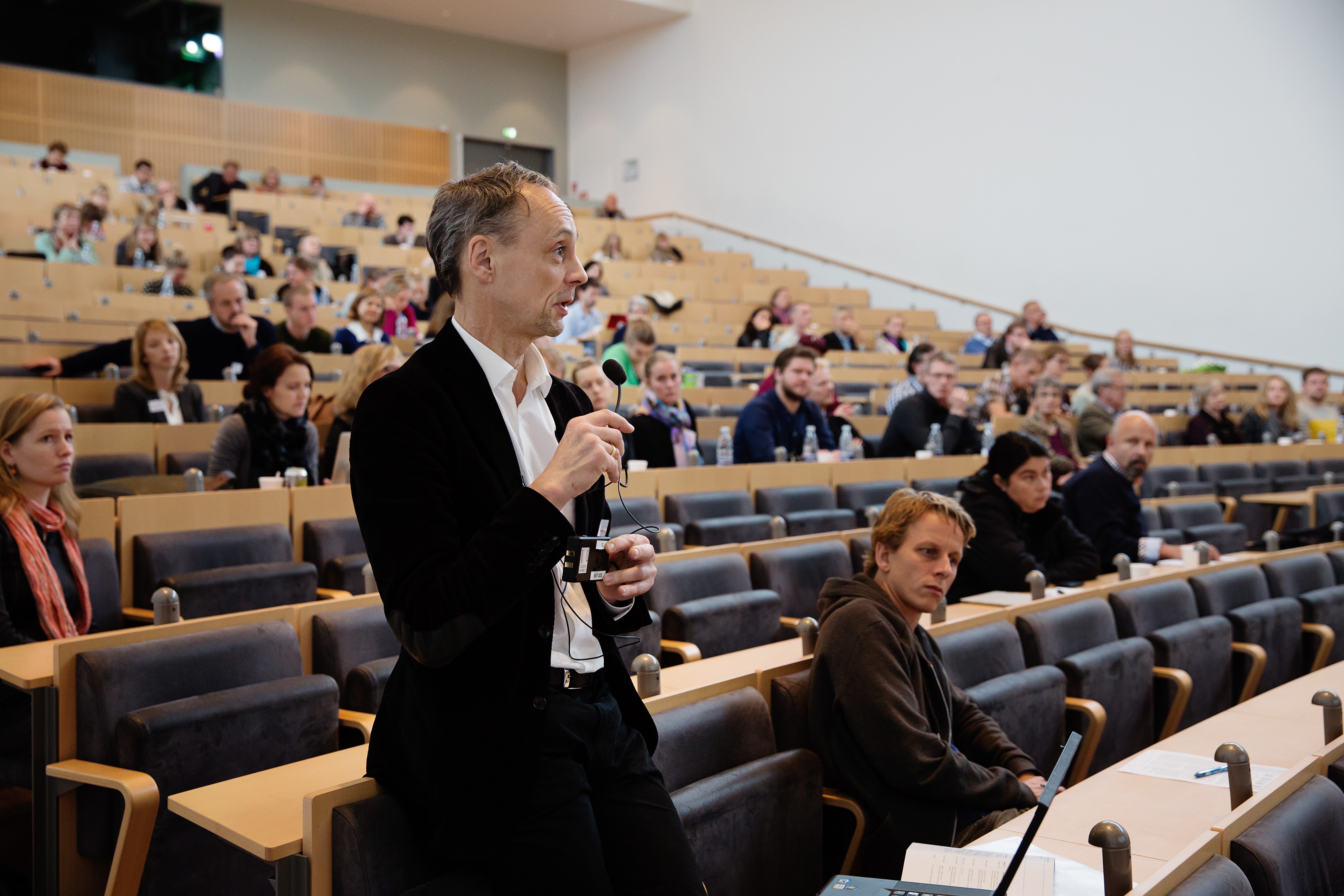 [Translate to English:] Deltagerne i prissymposiet deltog aktivt i debatten om makrofagers betydning for betændelsessygdomme. Foto: Martin Gravgaard Fotografi.