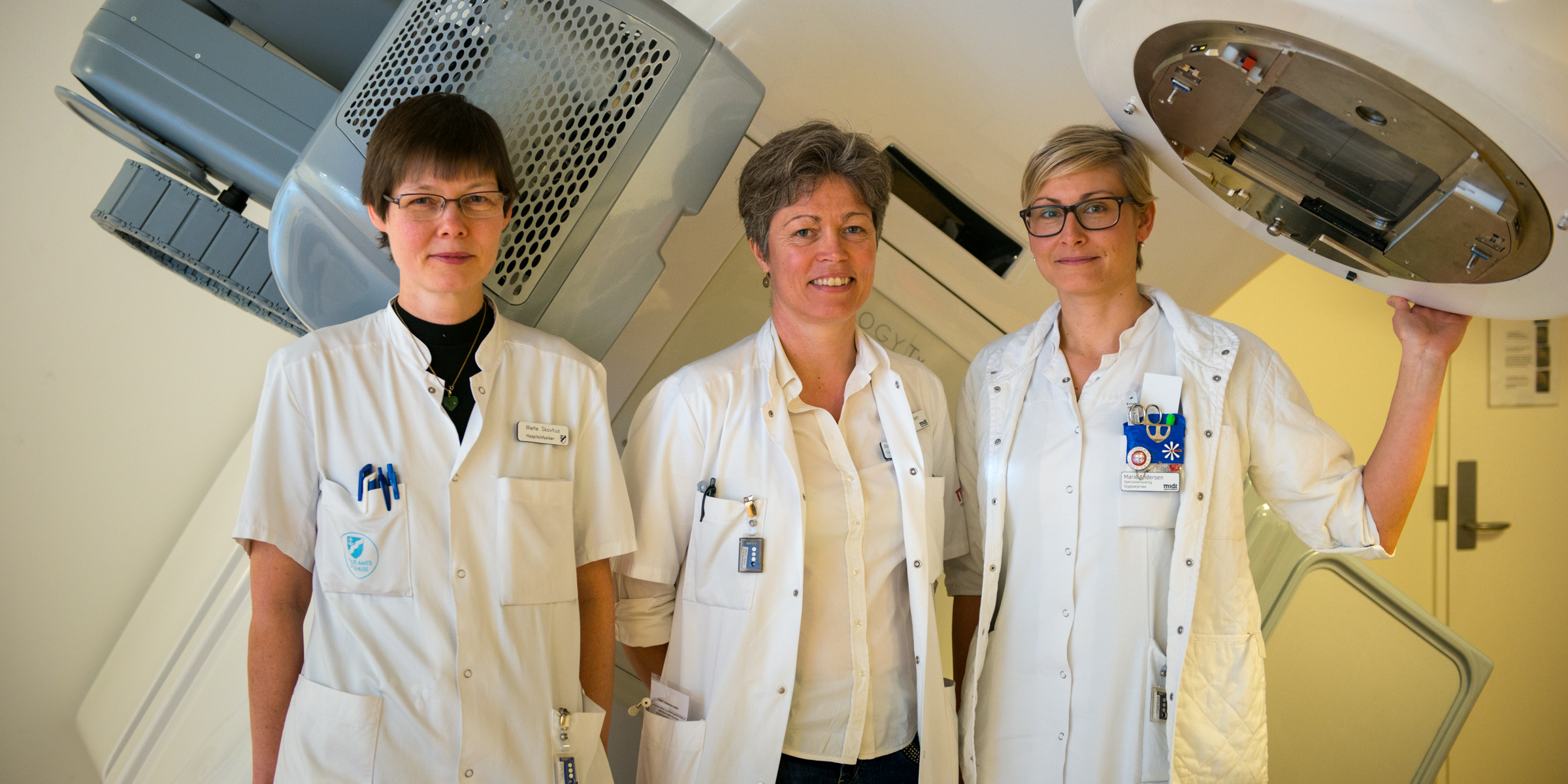 Birgitte Offersen (midten) ses her sammen med ledende hospitalsfysiker Mette Skovhus Thomsen og sygeplejerske Marie Andersen, som begge har haft vigtige roller i forskningsprojektet. Foto: Michael Harders