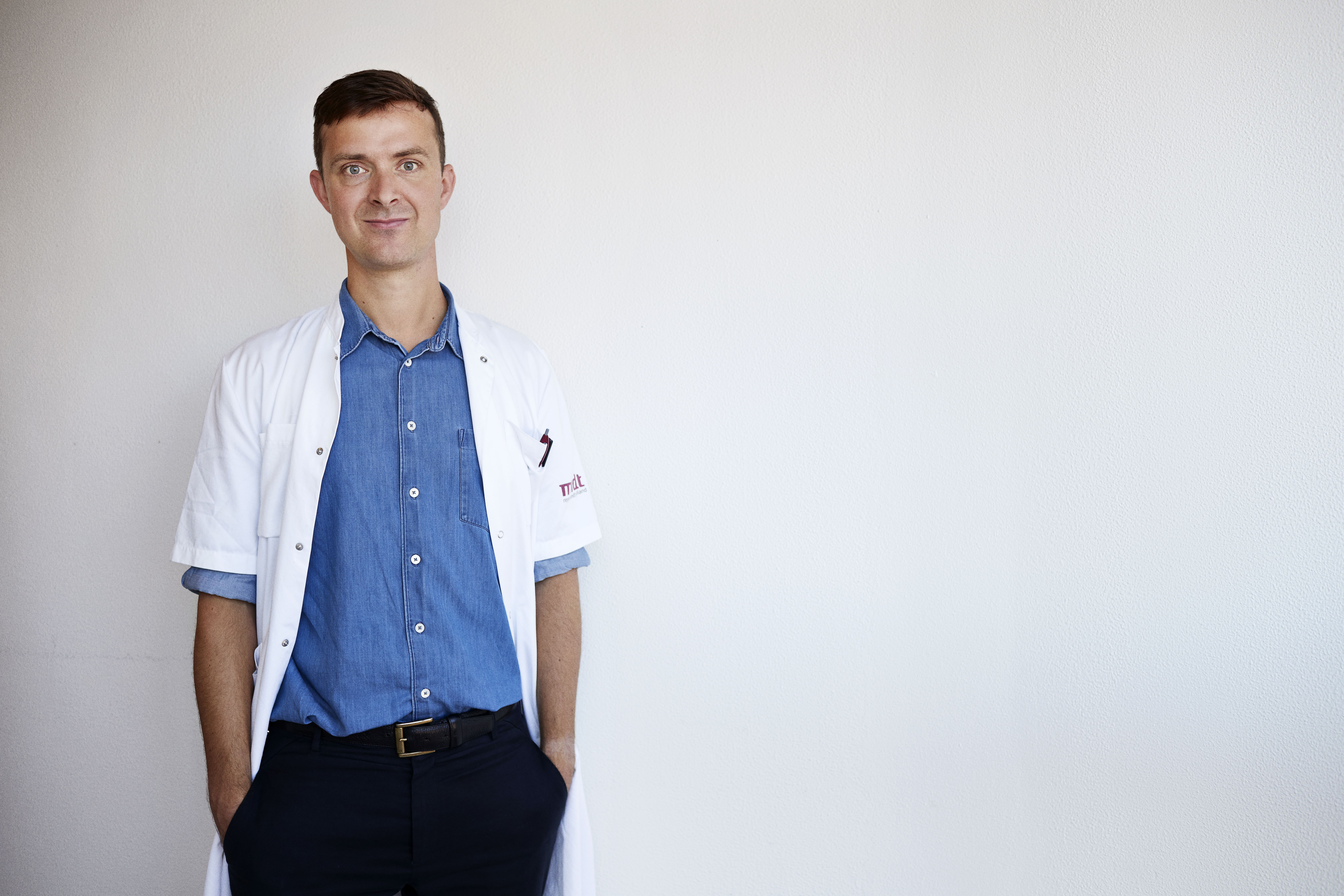 [Translate to English:] Jakob Appel Østergaard forsker i nyresygdomme, som rammer patienter med diabetes.