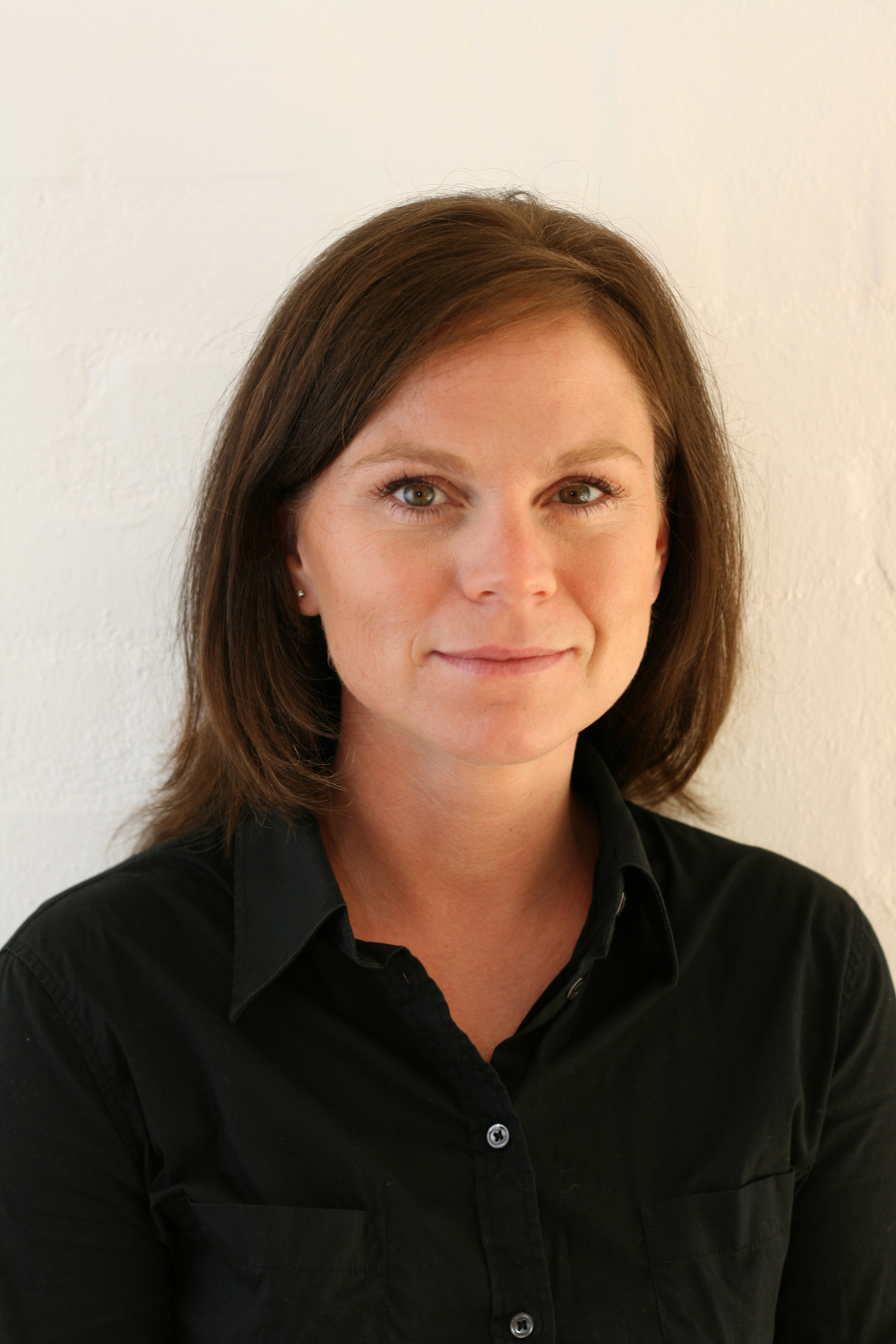 Karina Haugaard Bendixen blev uddannet tandlæge i 1997 ved Tandlægeskolen på Aarhus Universitet og forsvarede i 2012 sin ph.d.-afhandling på Sektion for Klinisk Oral Fysiologi ved Institut for Odontologi, ligeledes på Aarhus Universitet. Karina Haugaard Bendixen blev uddannet tandlæge i 1997 ved Tandlægeskolen på Aarhus Universitet og forsvarede i 2012 sin ph.d.-afhandling på Sektion for Klinisk Oral Fysiologi ved Institut for Odontologi, ligeledes på Aarhus Universitet.